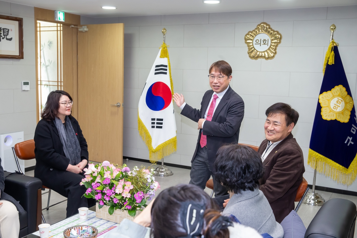 20250207-065[_P7U0516-혛곡1동 통장 일행 의장실 방문.jpg