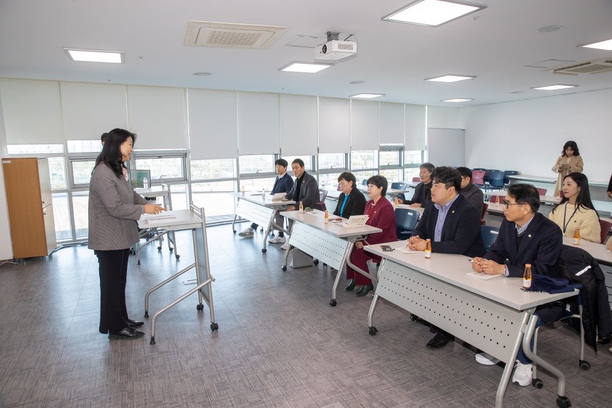 20250227-007[IMG_0126-기획행정위원회 포항시 평생학습원 비교견학.jpg