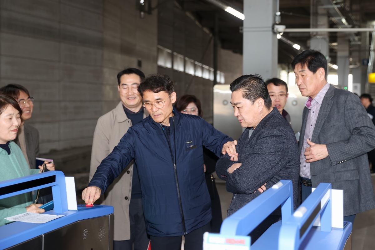 20250314-095[AMG_3285-1-제285회 임시회시 문화환경위원회 구미역사 방문 및  대경선 시승.JPG