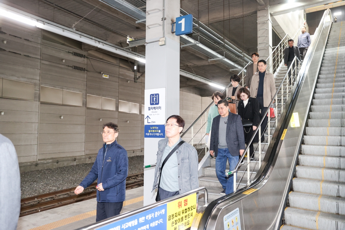 20250314-090[AMG_3270-1-제285회 임시회시 문화환경위원회 구미역사 방문 및  대경선 시승.JPG