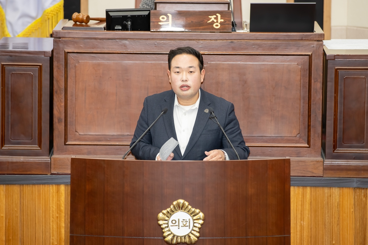 20250319-043[AMG_4008-제285회 임시회 제2차 본회의시 정지원 산업건설위원회 부위원장 상임위원회 활동결과보고.jpg