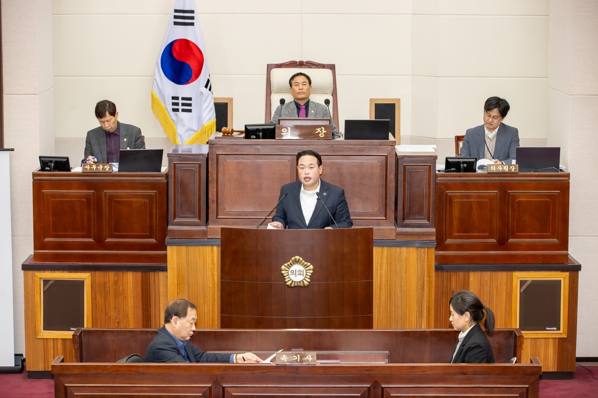 20250319-045[AMG_4017-제285회 임시회 제2차 본회의시 정지원 산업건설위원회 부위원장 상임위원회 활동결과보고.jpg