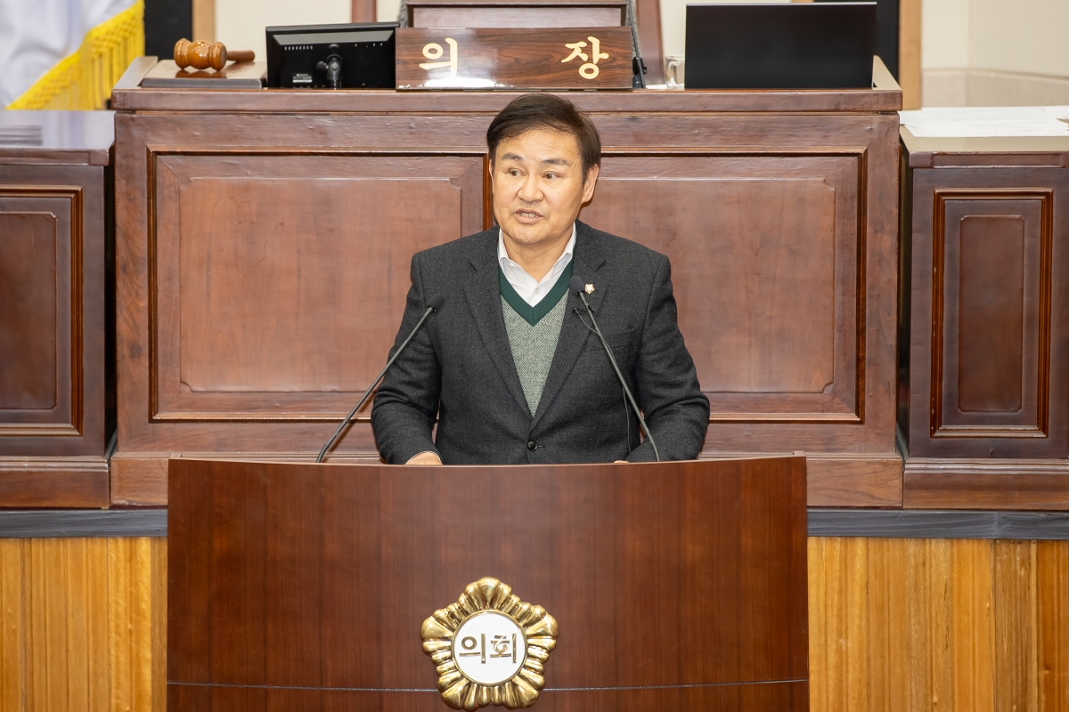 20250319-047[AMG_4025-제285회 임시회 제2차 본회의시 김재우 문화환경위원장 상임위원회 활동결과보고.jpg