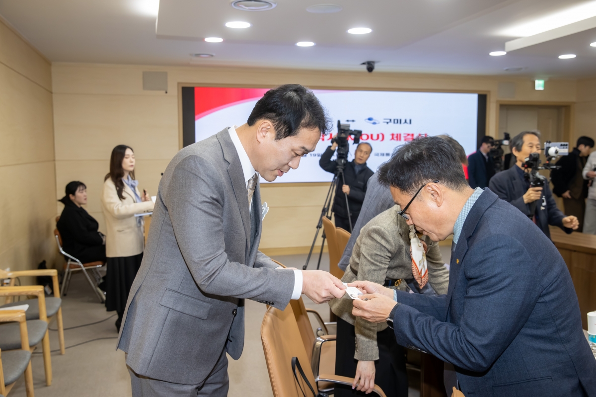 20250319-057[AMG_4059-주)백송-구미시 투자협약식.jpg