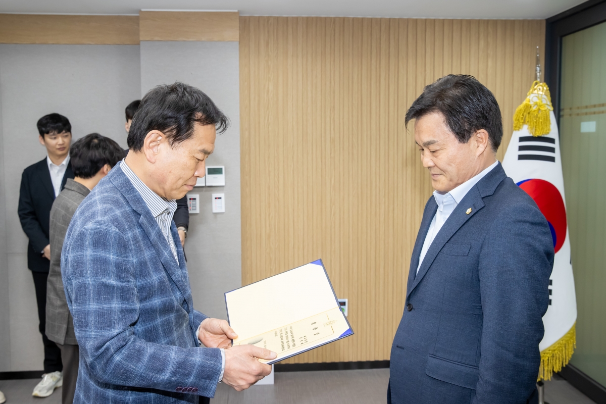 20250408-001[AMG_5397-2024 회계연도 결산검사위원 선임 위촉식.jpg