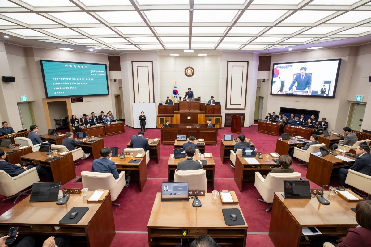 20250414-006[AMG_5725-제286회 임시회 제1차 본회의시 박교상 의장 회의주재.jpg