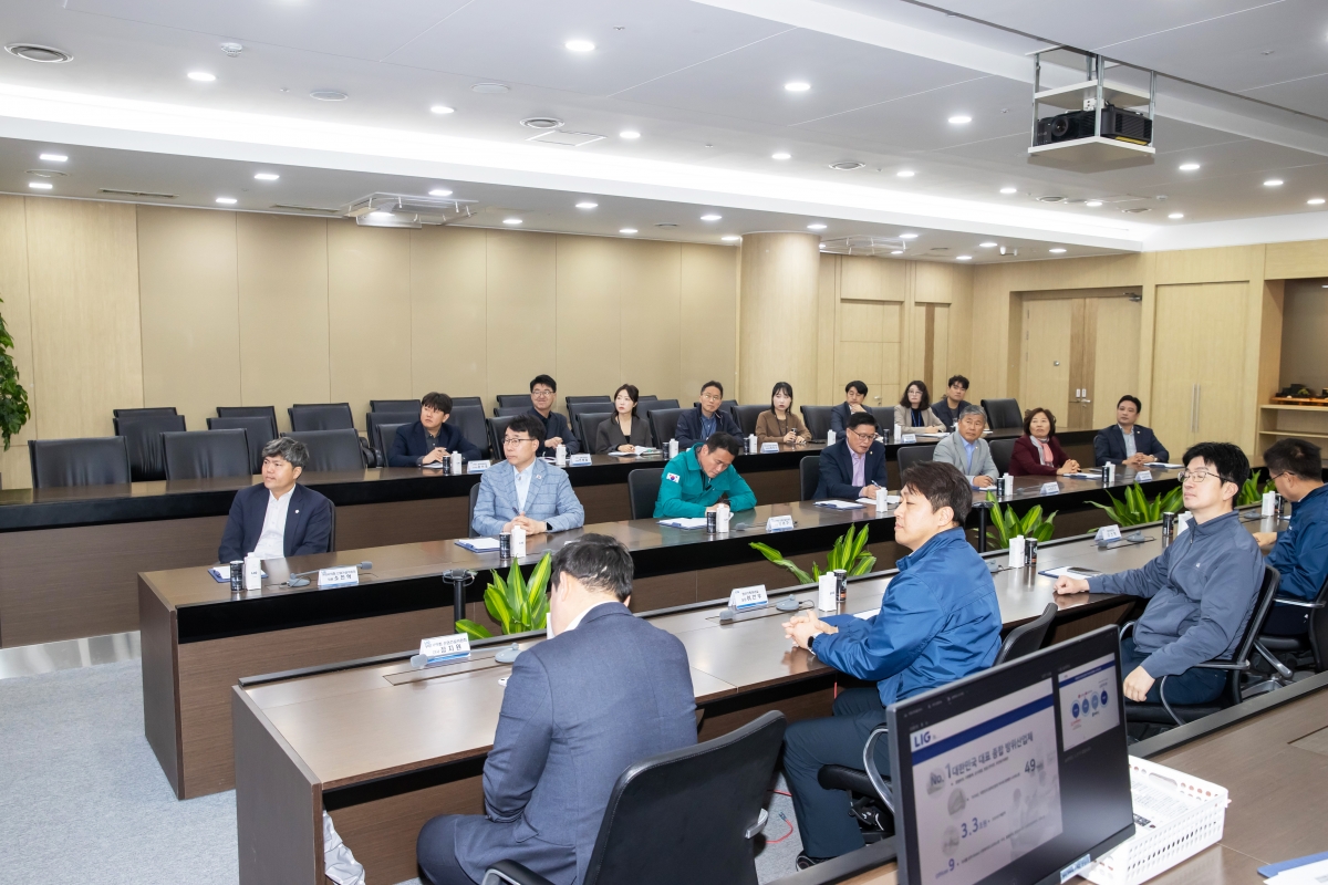 20250417-008[AMG_6358-제286회 임시회시 산업건설위원회 LIG넥스원 기업체 방문활동.jpg