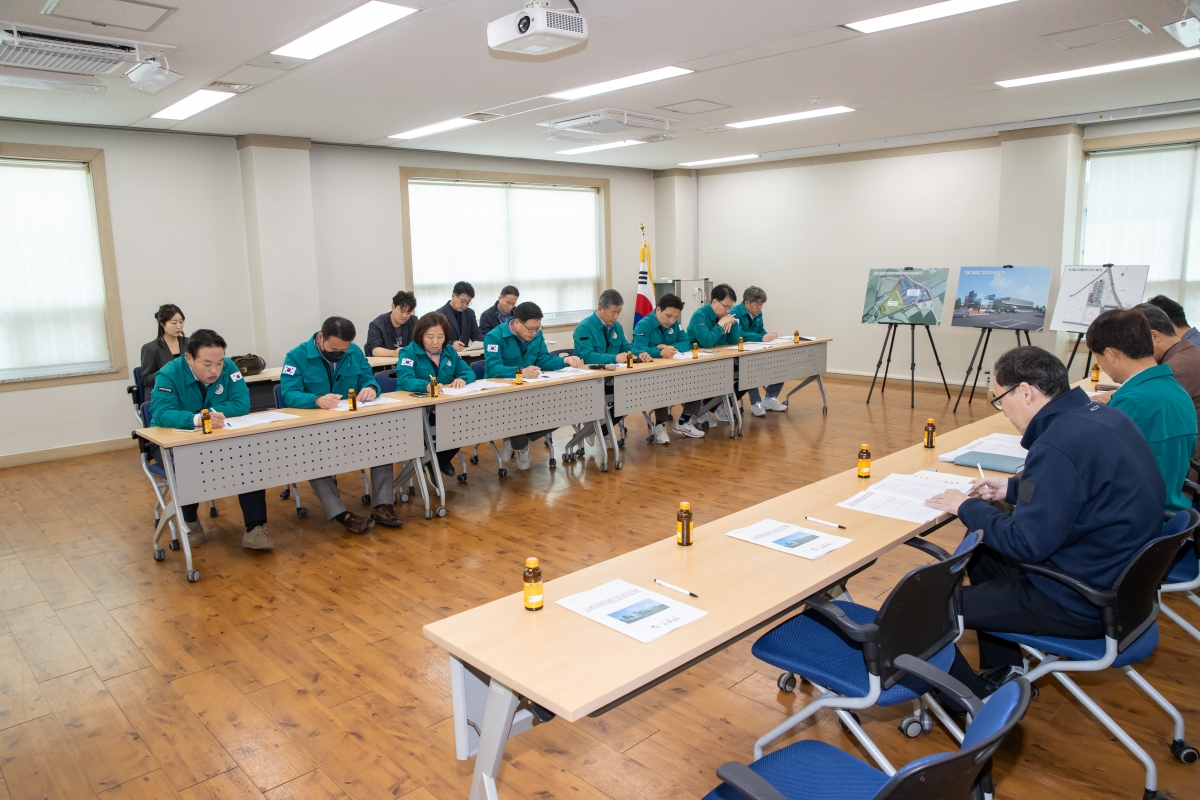 20250417-038[AMG_6452-제286회 임시회시 산업건설위원회 농산물산지유통센터 공사현장 방문활동.jpg