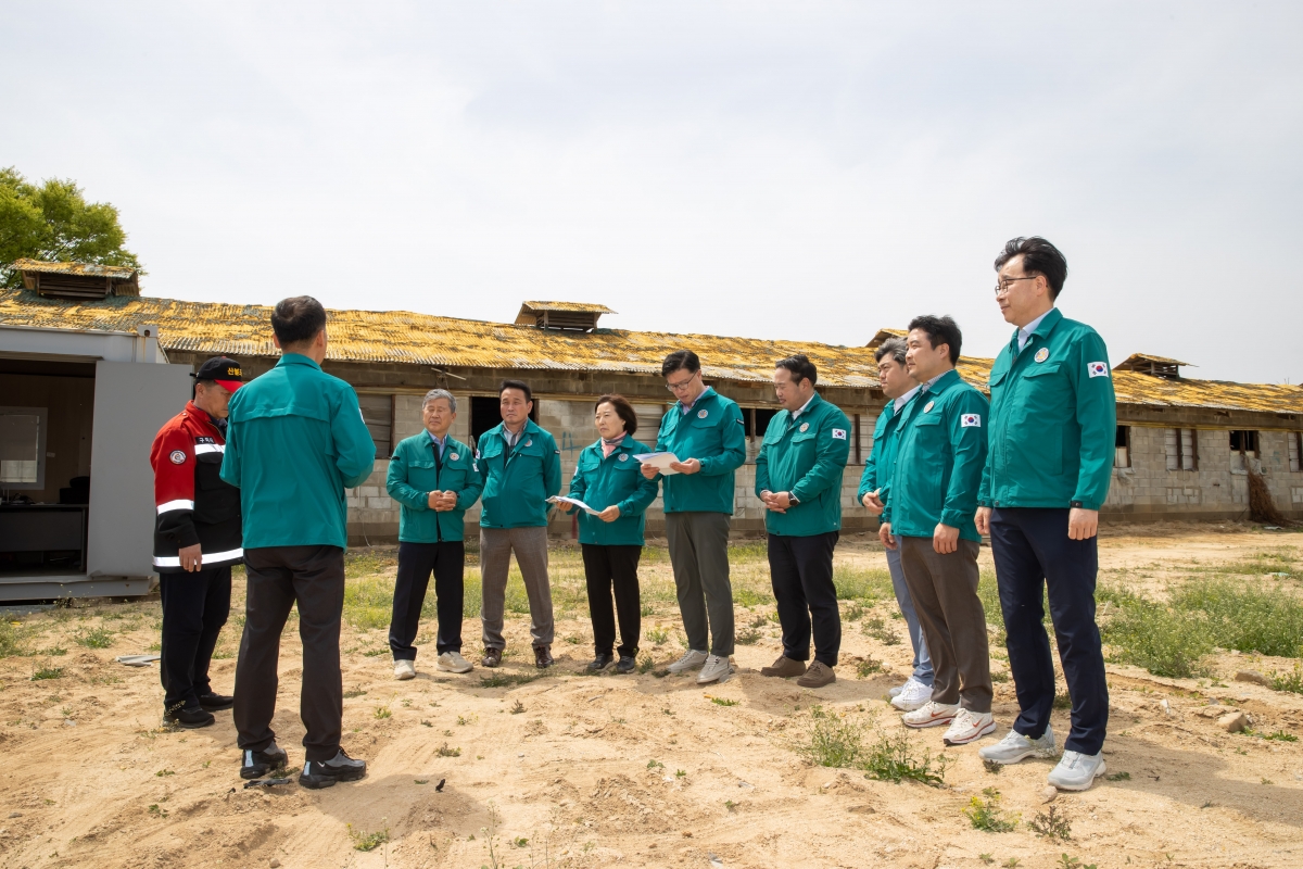 20250417-030[AMG_6431-제286회 임시회시 산업건설위원회 농산물산지유통센터 공사현장 방문활동.jpg