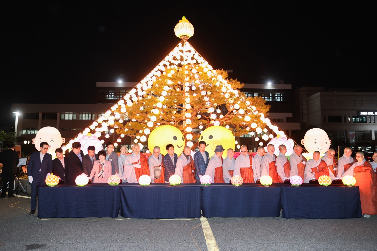 20250417-065[AMG_6528-1-불기 2569년 구미시청 봉축연등 점등식.JPG