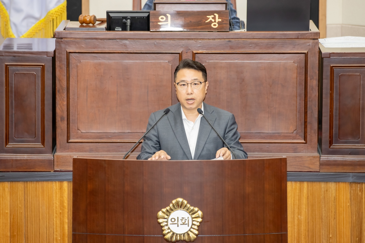 20250418-024[AMG_6664-제286회 임시회 제2차 본회의시 김민성 의회운영위원회 간사 상임위원회 활동결과보고.jpg