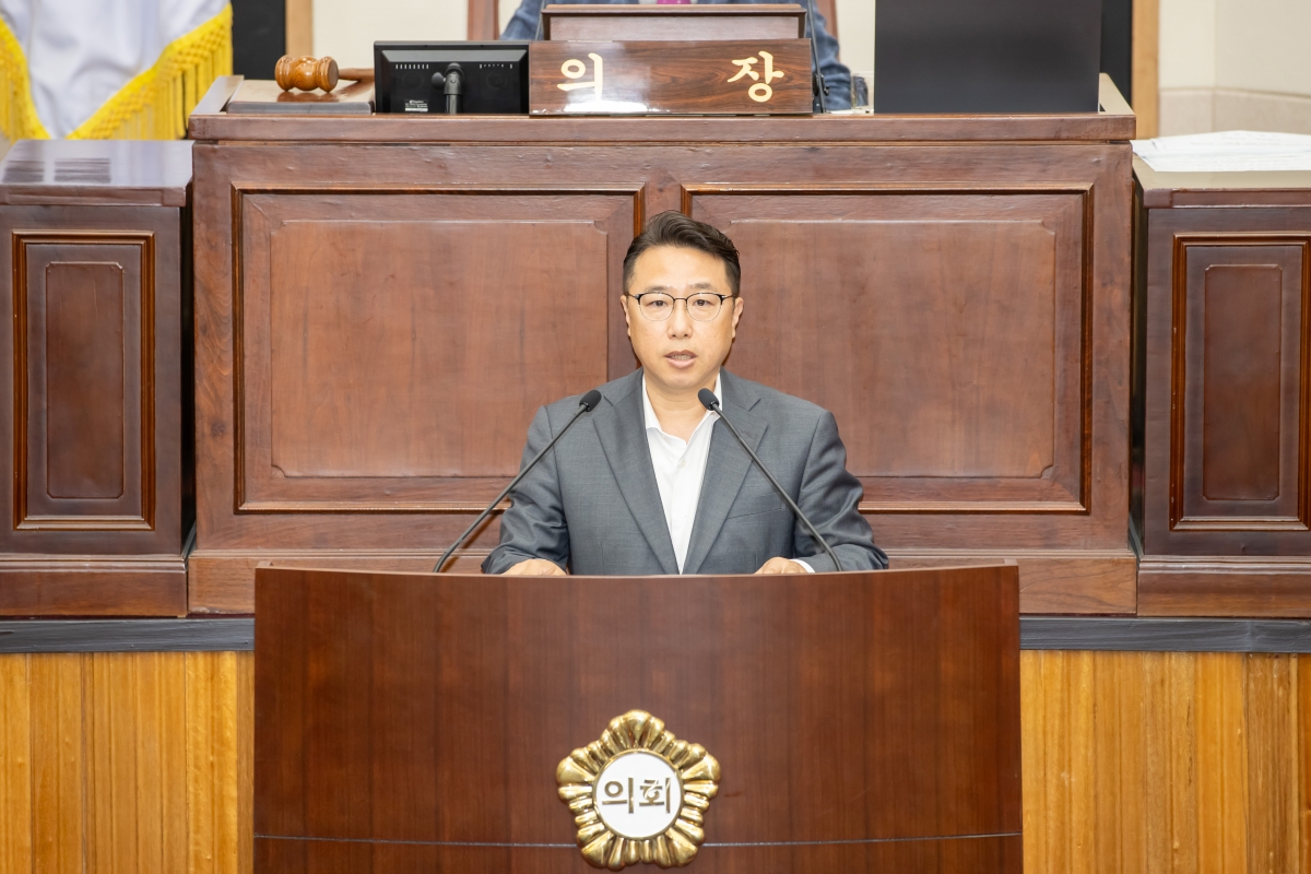 20250418-025[AMG_6665-제286회 임시회 제2차 본회의시 김민성 의회운영위원회 간사 상임위원회 활동결과보고.jpg