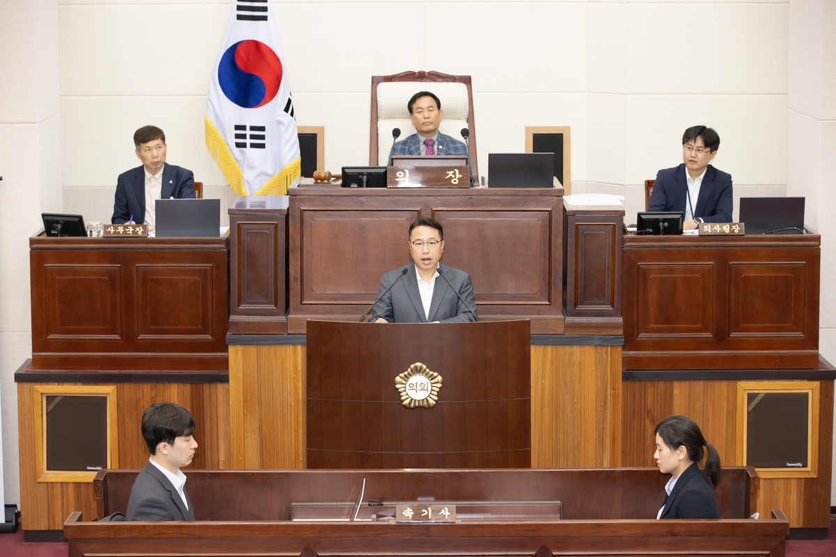 20250418-026[AMG_6666-제286회 임시회 제2차 본회의시 김민성 의회운영위원회 간사 상임위원회 활동결과보고.jpg