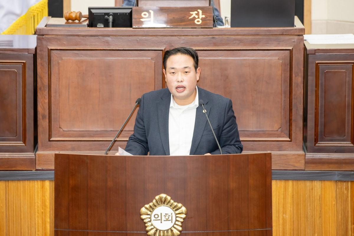 20250418-036[AMG_6701-제286회 임시회 제2차 본회의시 정지원 산업건설위원회 간사 상임위원회 활동결과보고.jpg