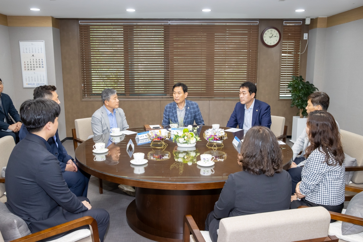 20250423-010[AMG_7194-구미시의회 경북 산불 피해 성금 기탁식.jpg
