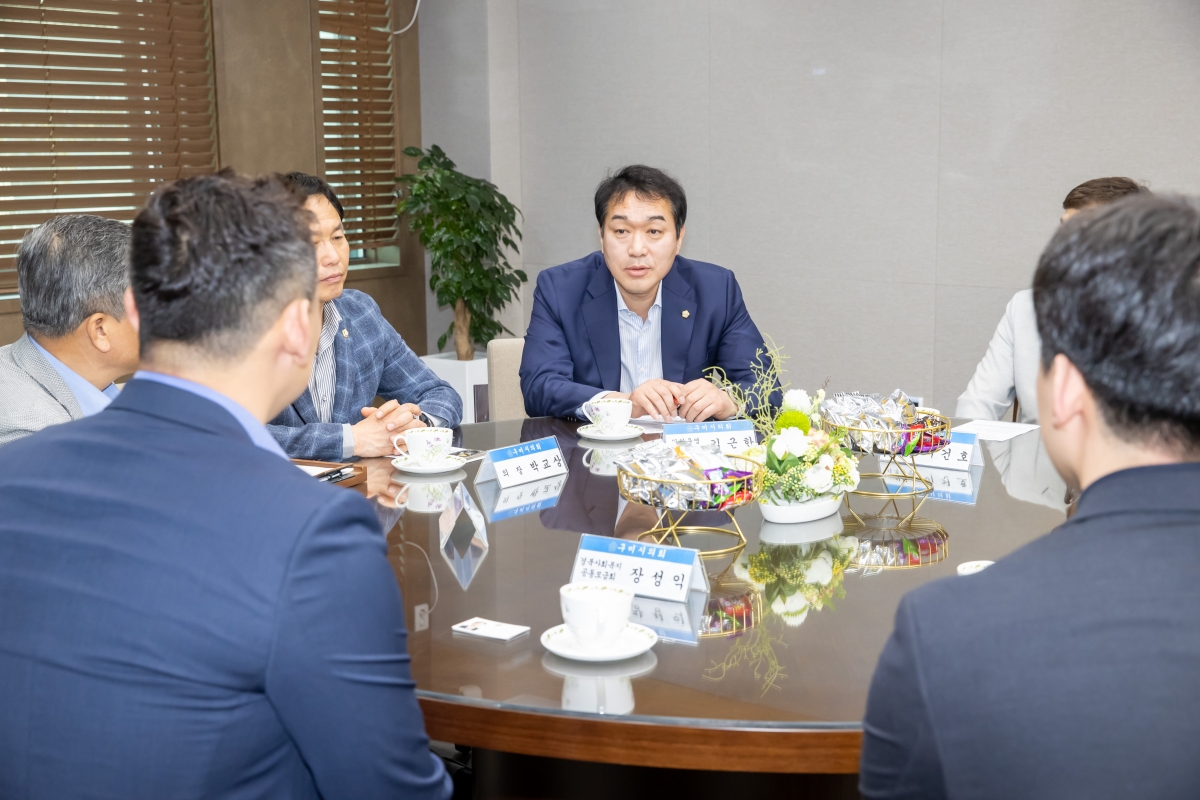 20250423-015[AMG_7206-구미시의회 경북 산불 피해 성금 기탁식.jpg