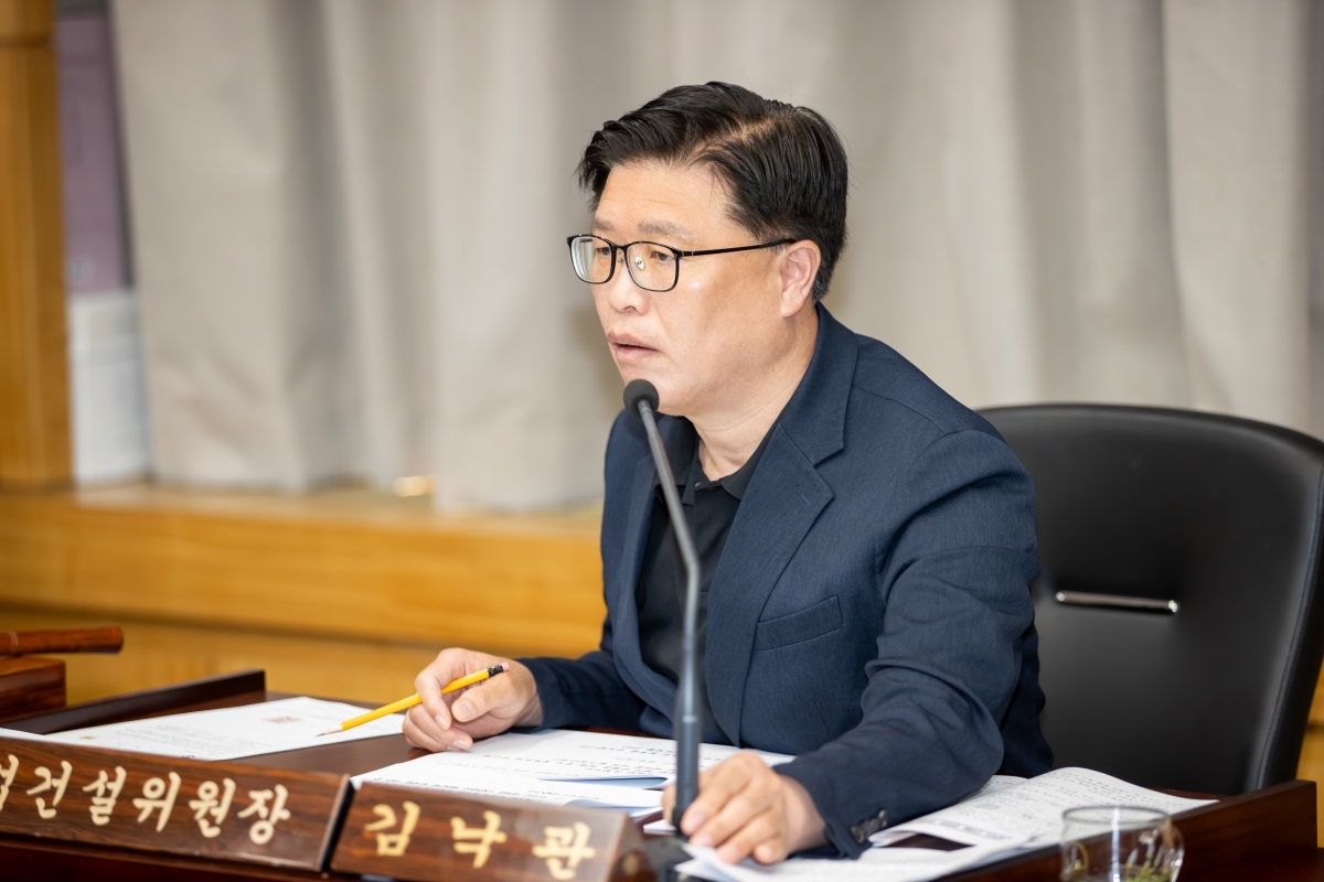 20250430-006[AMG_8237-1-폐회중 산업건설위원회 활동.jpg