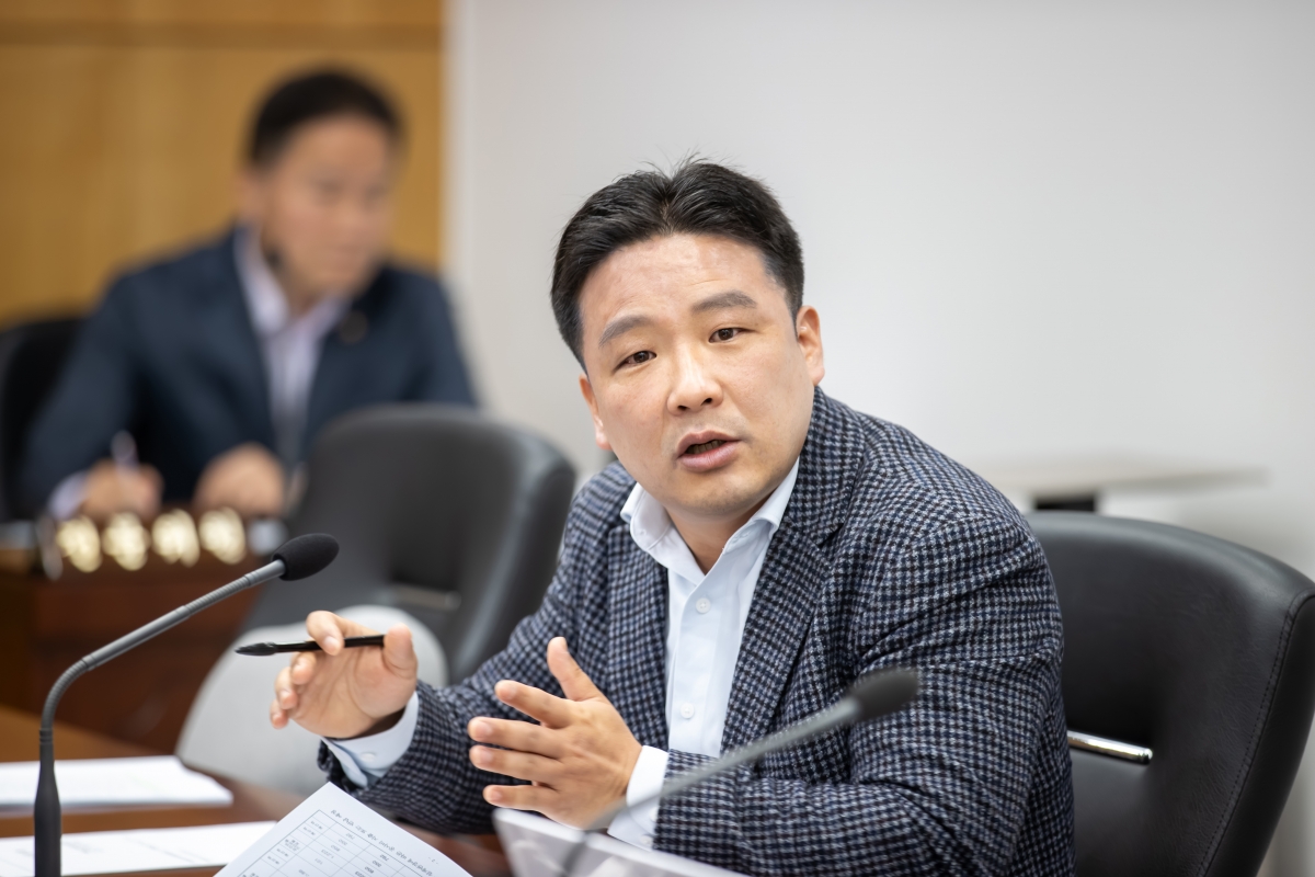 20250430-013[AMG_8271-1-폐회중 산업건설위원회 활동.jpg