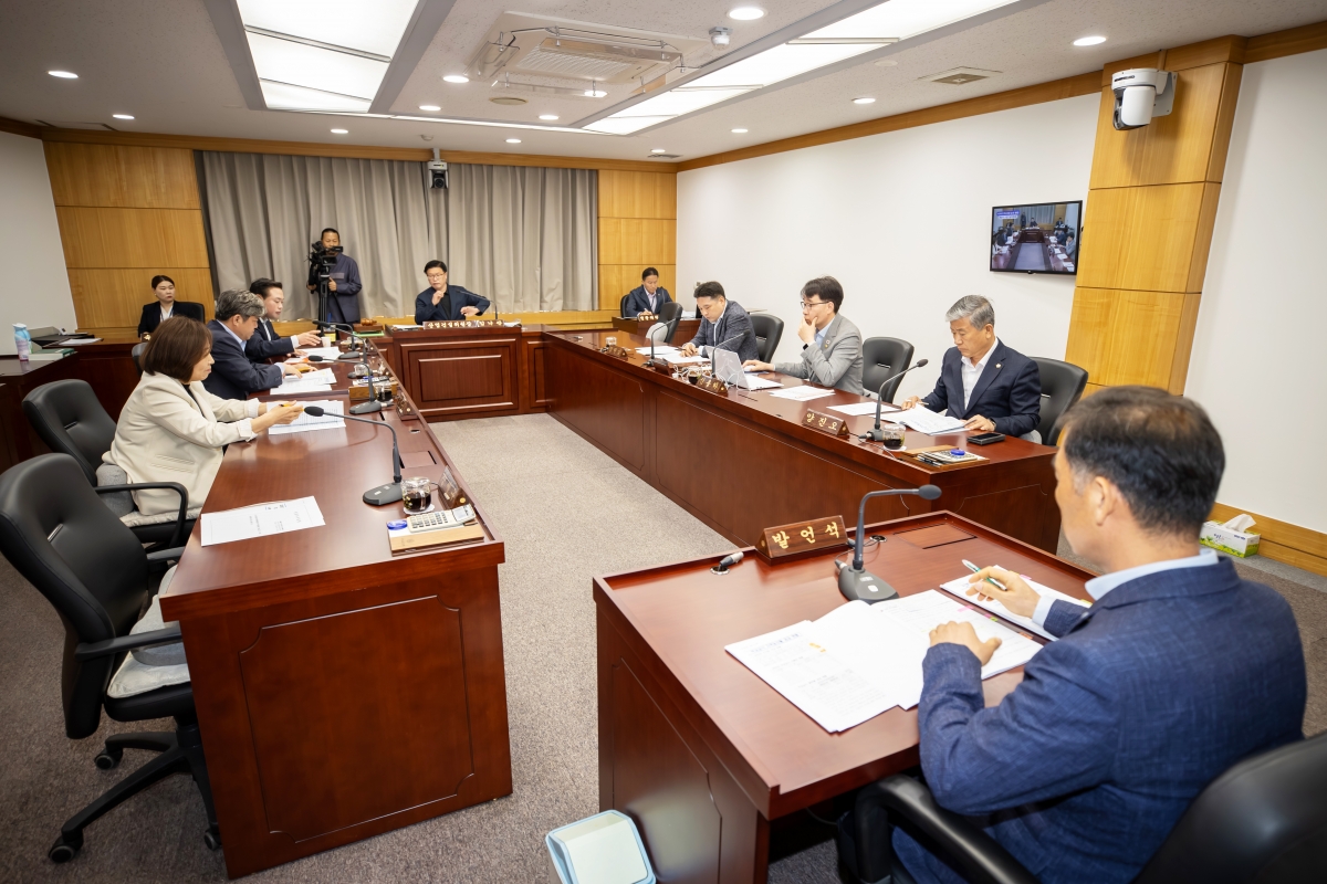 20250430-003[AMG_8221-1-폐회중 산업건설위원회 활동.jpg