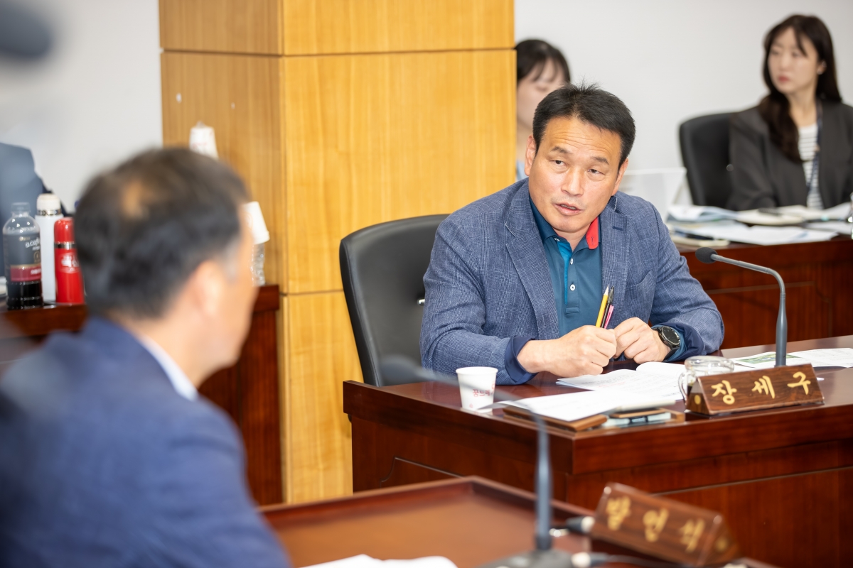 20250430-018[AMG_8304-1-폐회중 산업건설위원회 활동.jpg
