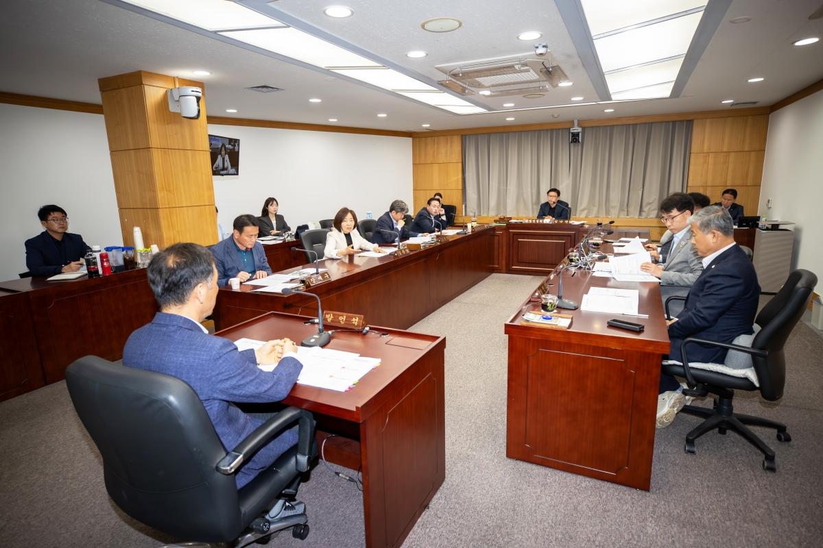 20250430-009[AMG_8256-1-폐회중 산업건설위원회 활동.jpg