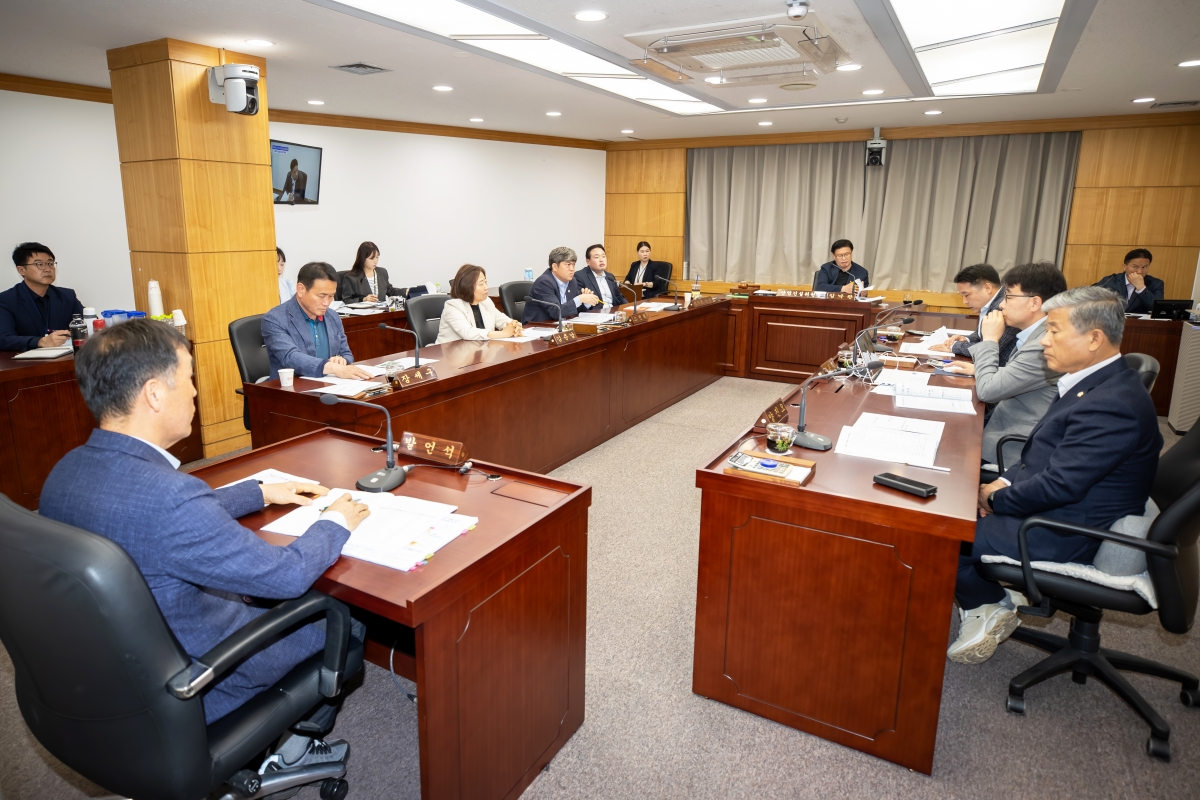 20250430-010[AMG_8259-1-폐회중 산업건설위원회 활동.jpg