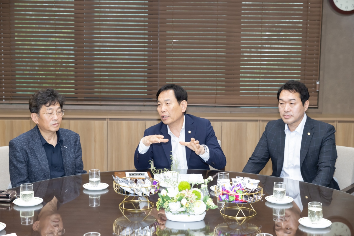 20250514-026[AMG_9410-2025년 의원연구단체심의위원회 위촉식 및 심의위원회 회의.jpg
