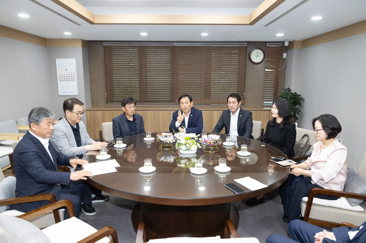 20250514-025[AMG_9407-2025년 의원연구단체심의위원회 위촉식 및 심의위원회 회의.jpg