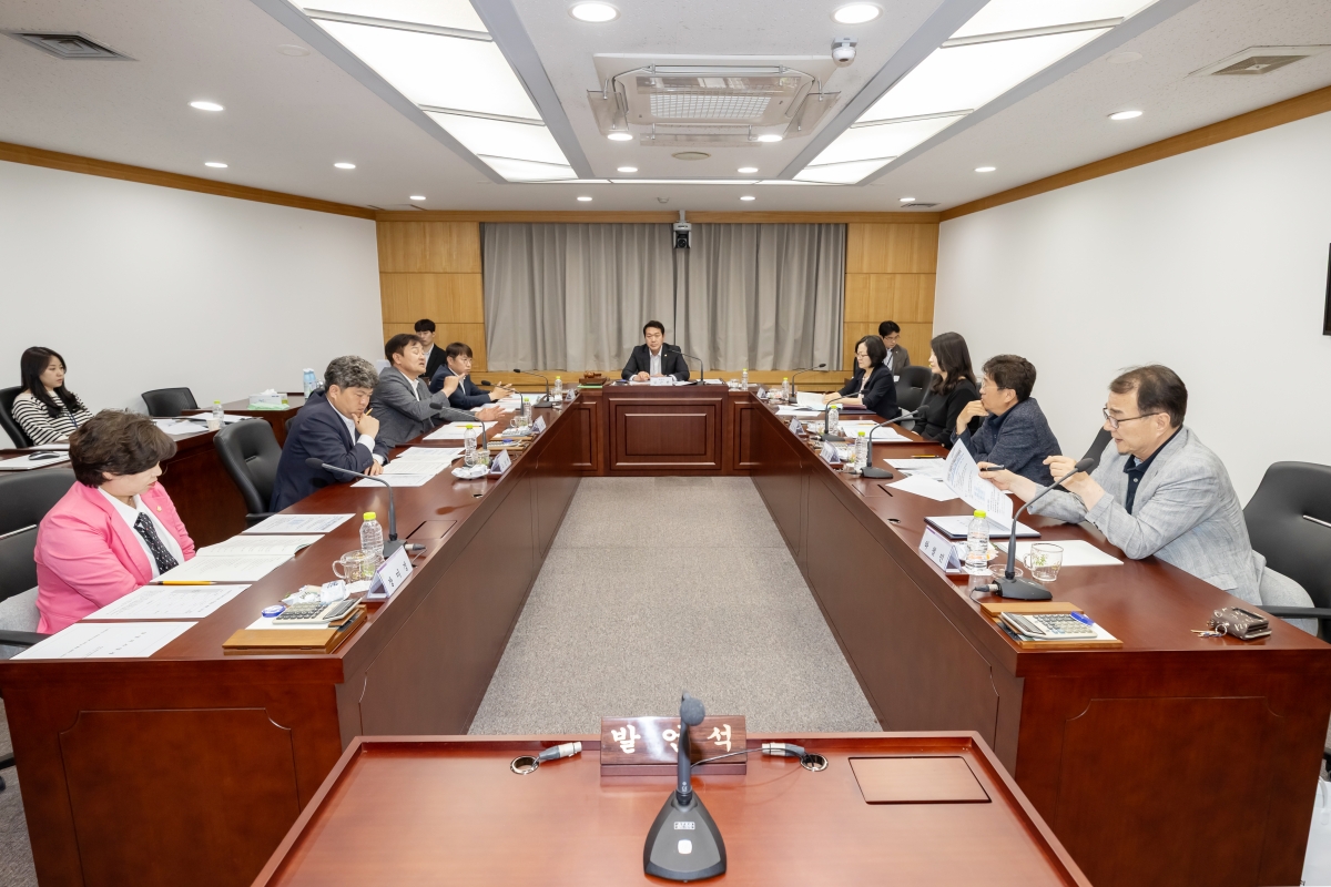 20250514-034[AMG_9460-2025년 의원연구단체심의위원회 위촉식 및 심의위원회 회의.jpg