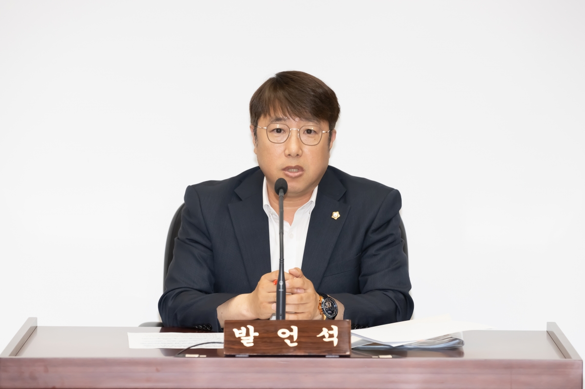 20250514-056[AMG_9532-2025년 의원연구단체심의위원회 위촉식 및 심의위원회 회의.jpg