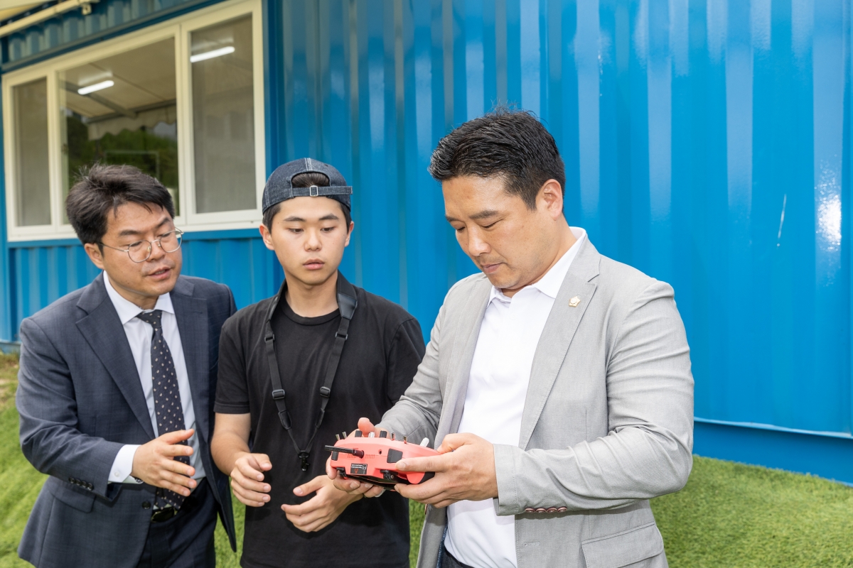 20250515-090[AMG_9784-1-제287회 구미시의회 임시회 산업건설위원회 경운대학교 무인비행교육원 현장방문활동.JPG