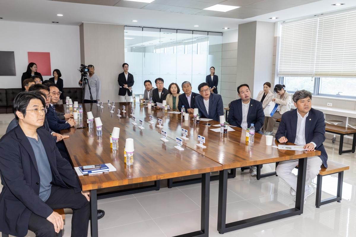 20250515-061[AMG_9693-1-제287회 구미시의회 임시회 산업건설위원회 경운대학교 무인비행교육원 현장방문활동.JPG