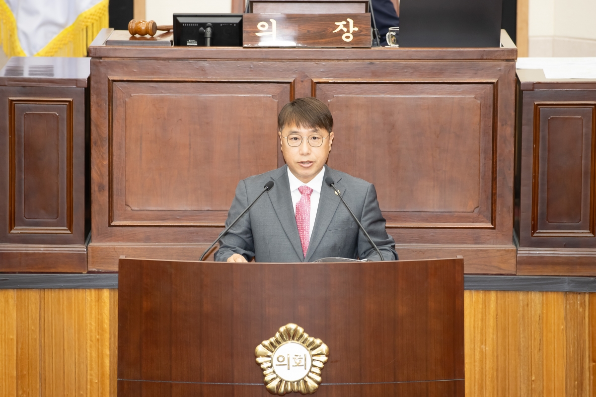 20250519-026[AMG_0025-제87회 임시회 제2차 본회의시 김민성 의회운영위원회 간사 상임위원회 활동결과보고.jpg
