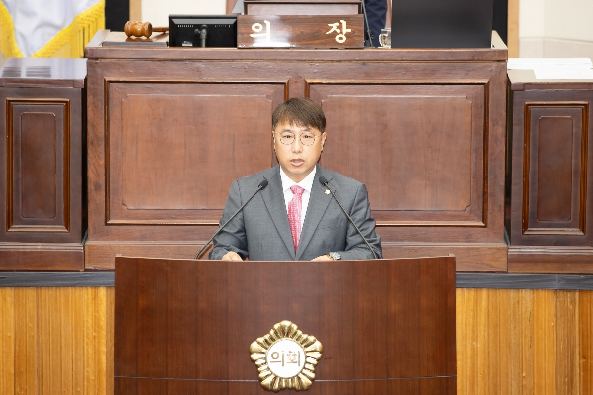 20250519-027[AMG_0028-제87회 임시회 제2차 본회의시 김민성 의회운영위원회 간사 상임위원회 활동결과보고.jpg
