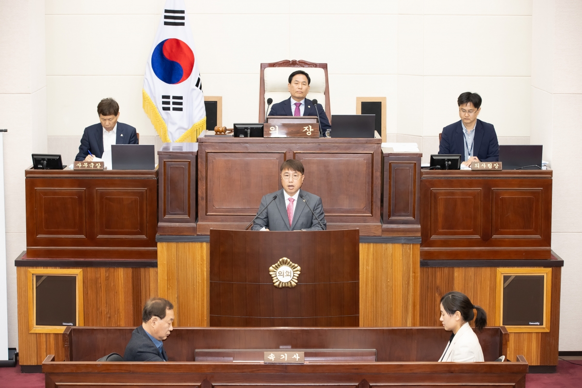 20250519-028[AMG_0032-제87회 임시회 제2차 본회의시 김민성 의회운영위원회 간사 상임위원회 활동결과보고.jpg