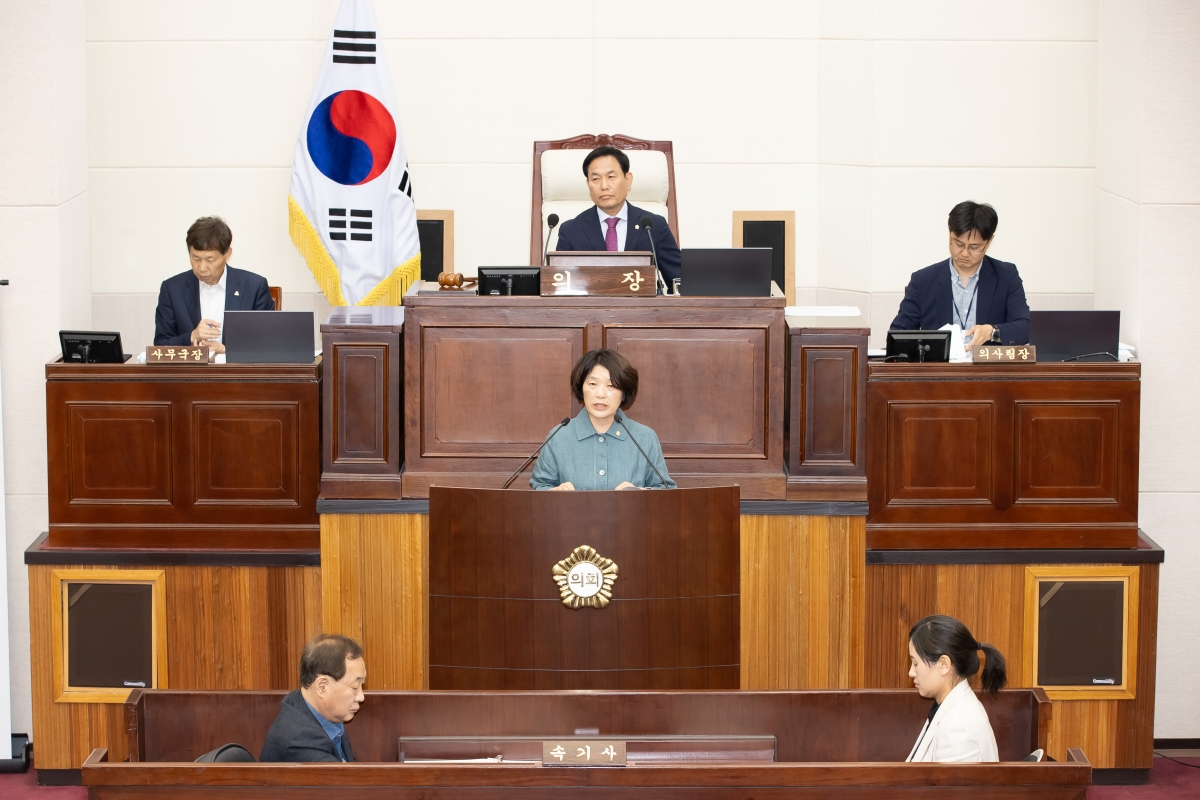 20250519-038[AMG_0065-제87회 임시회 제2차 본회의시 추은희 의원 안건 관련 질의.jpg