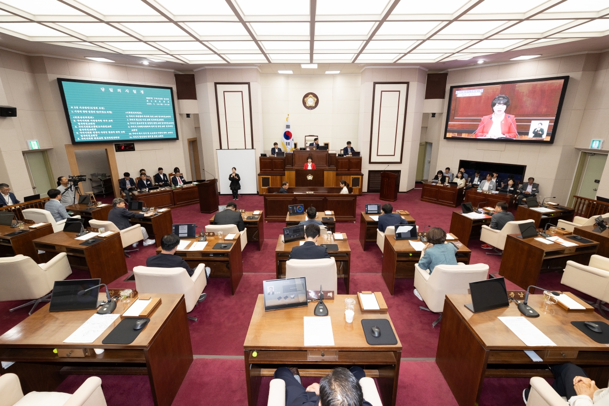 20250519-052[AMG_0113-제287회 임시회 제2차 본회의시 장미경 기획행정위원장 상임위원회 활동결과보고.jpg