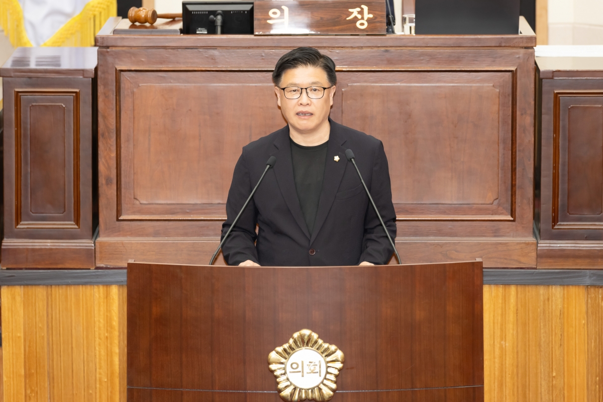 20250519-056[AMG_0127-제287회 임시회 제2차 본회의시 김낙관 산업건설위원장 상임위원회 활동결과보고.jpg