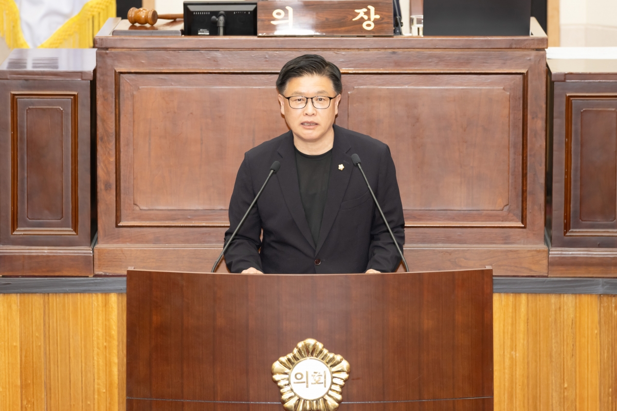 20250519-055[AMG_0123-제287회 임시회 제2차 본회의시 김낙관 산업건설위원장 상임위원회 활동결과보고.jpg