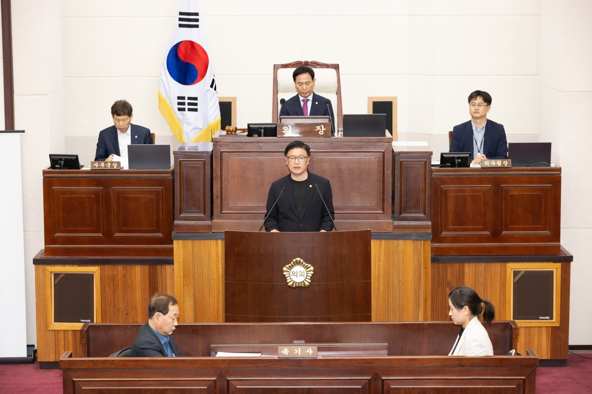 20250519-057[AMG_0128-제287회 임시회 제2차 본회의시 김낙관 산업건설위원장 상임위원회 활동결과보고.jpg