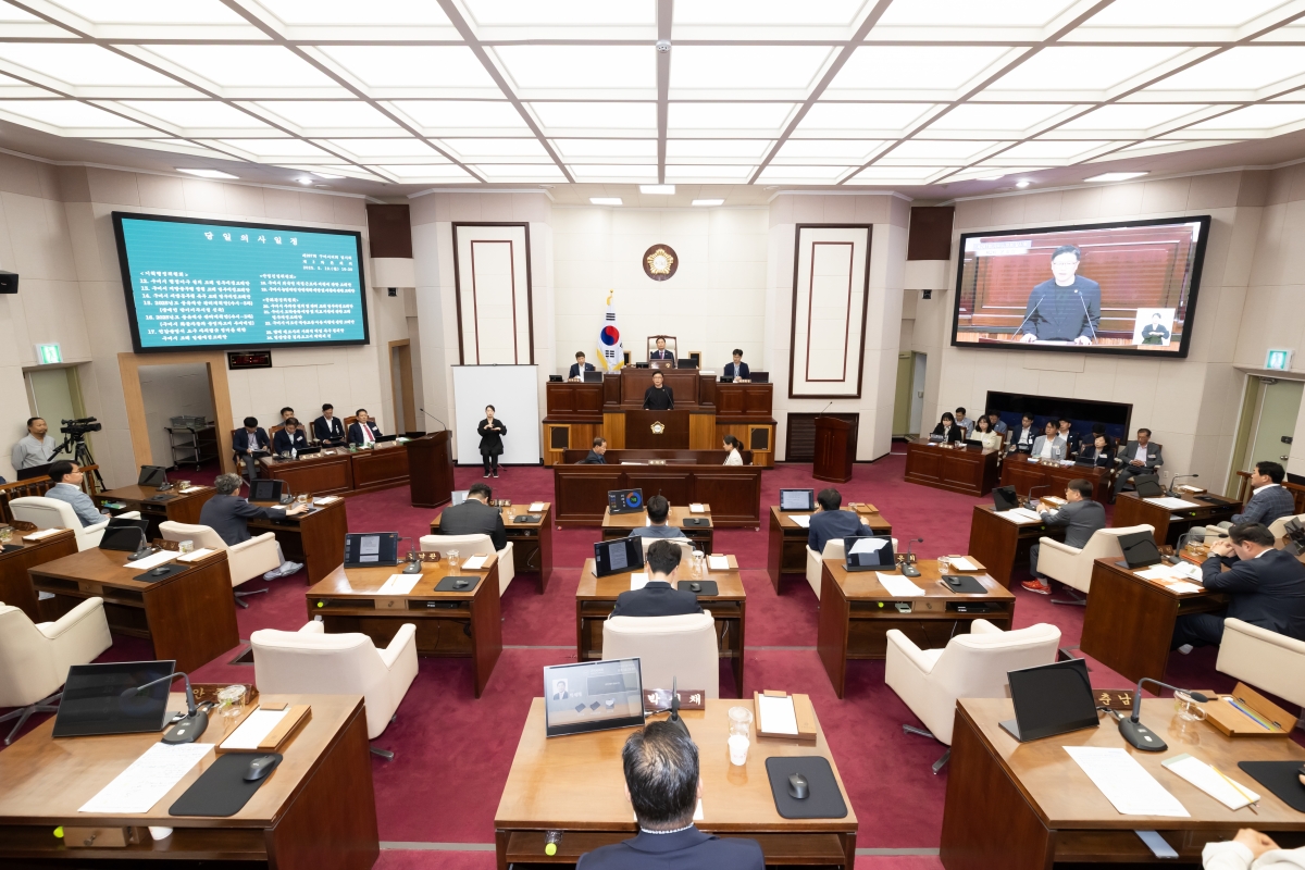 20250519-058[AMG_0133-제287회 임시회 제2차 본회의시 김낙관 산업건설위원장 상임위원회 활동결과보고.jpg
