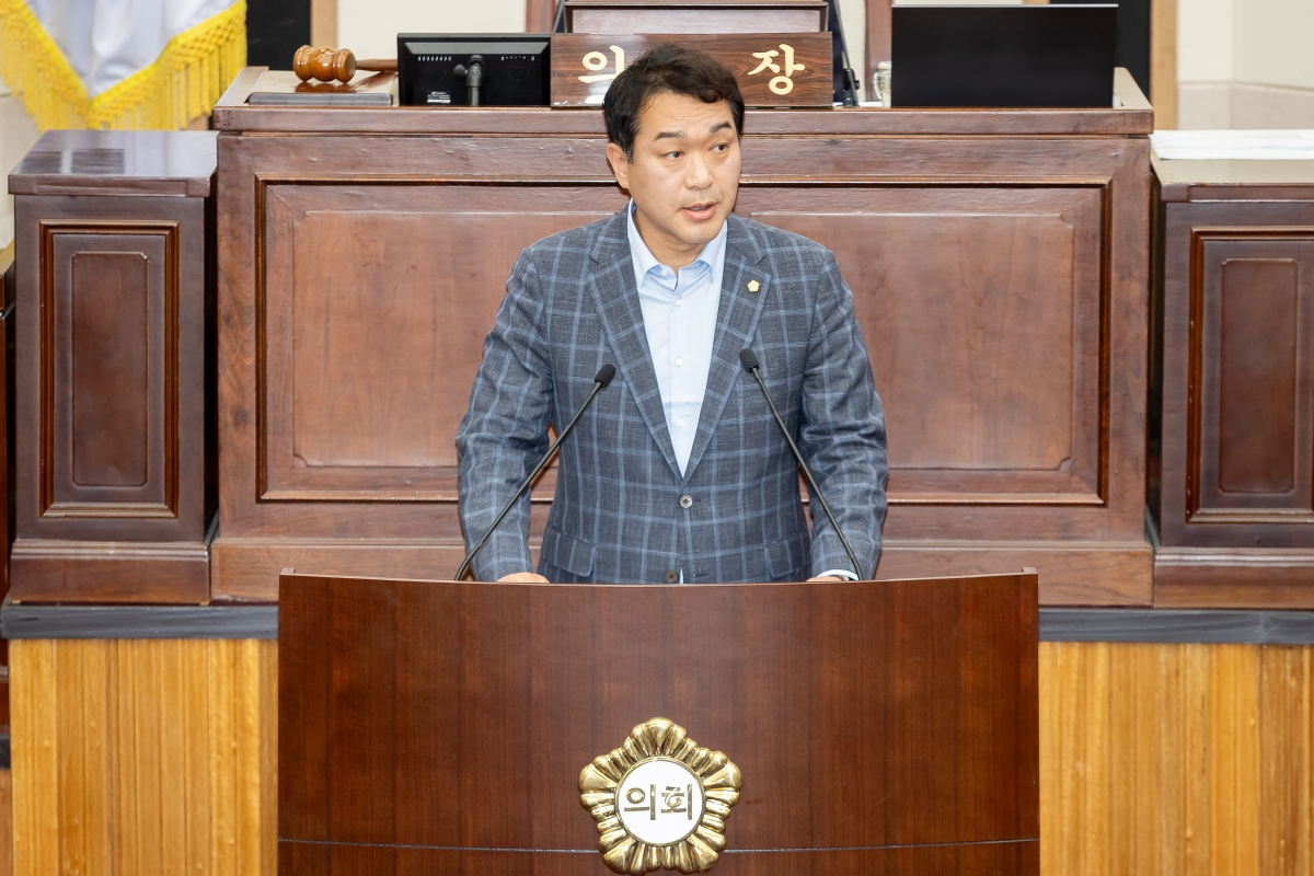 20250602-012[AMG_0622-제288회 구미시의회 제1차 정례회 제1차 본회의시 김근한 의회운영위원장 예산결산특별위원회 구성결의안 제안설명.jpg