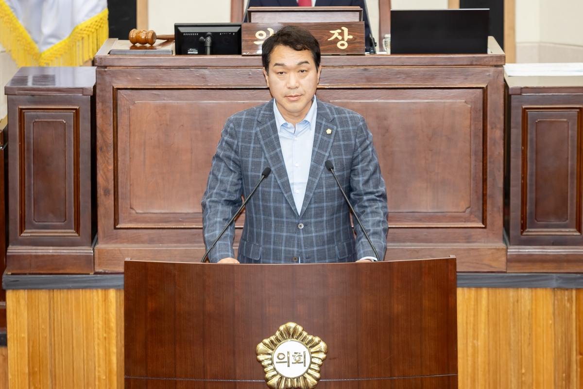 20250602-013[AMG_0630-제288회 구미시의회 제1차 정례회 제1차 본회의시 김근한 의회운영위원장 예산결산특별위원회 구성결의안 제안설명.jpg
