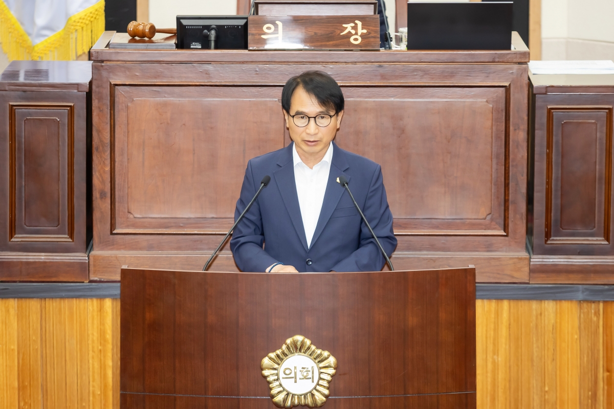 20250602-025[AMG_0667-제288회 구미시의회 제1차 정례회 제1차 본회의시 예산결산특별위원장에 호선된 이상호 의원 인사.jpg