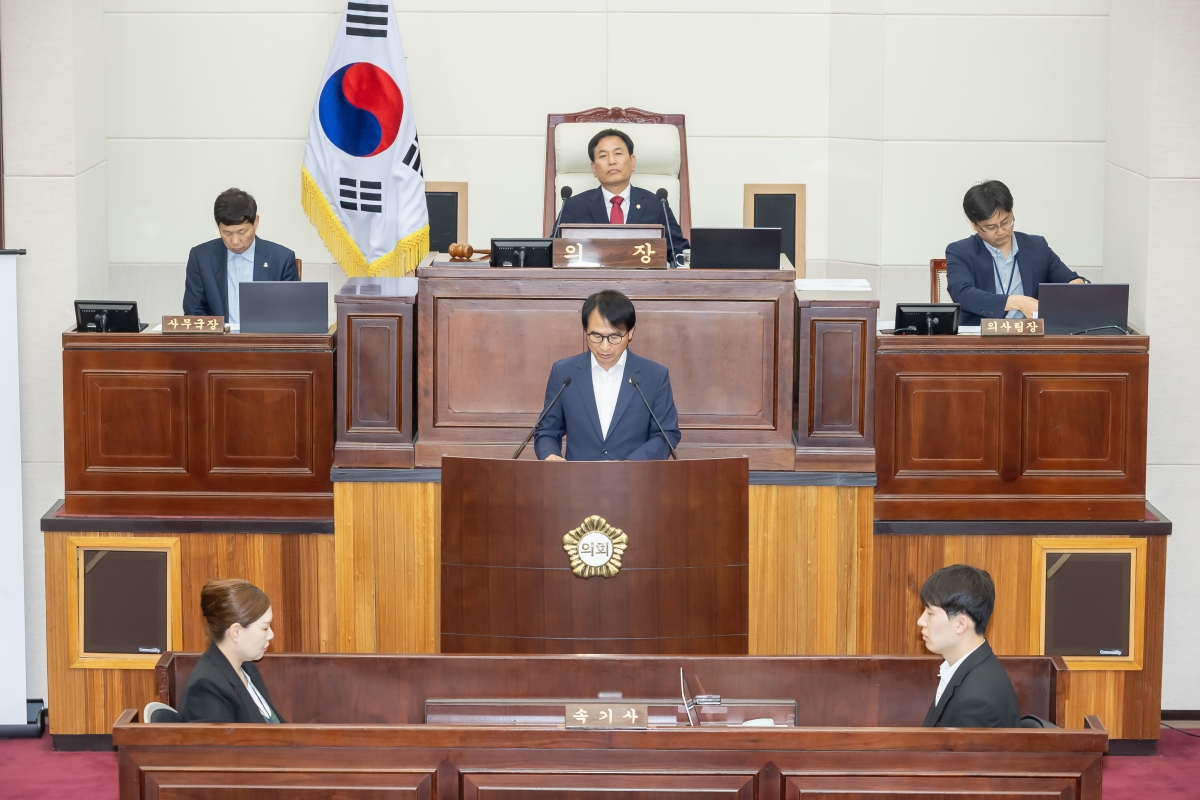 20250602-026[AMG_0669-제288회 구미시의회 제1차 정례회 제1차 본회의시 예산결산특별위원장에 호선된 이상호 의원 인사.jpg