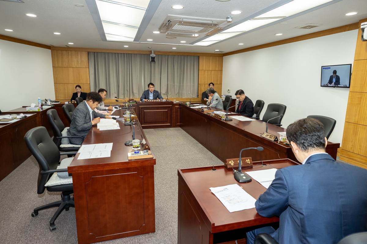 20250605-004[AMG_0829-제288회 제1차 정례회 의회운영위원회 소관 2024회계연도 세입·세출 결산 승인안 예비심사활동.jpg
