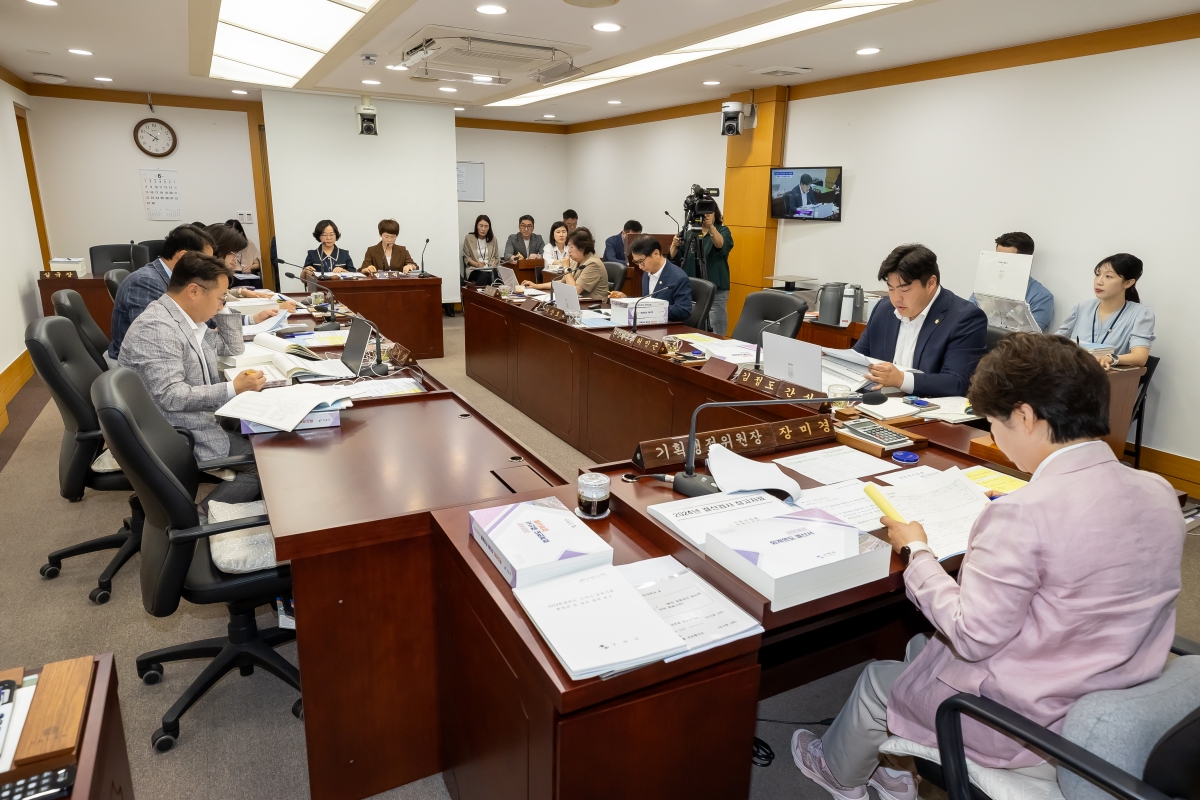 20250605-012[AMG_0863-제288회 제1차 정례회 기획행정위원회 소관 2024회계연도 세입·세출 결산 승인안 예비심사활동.jpg