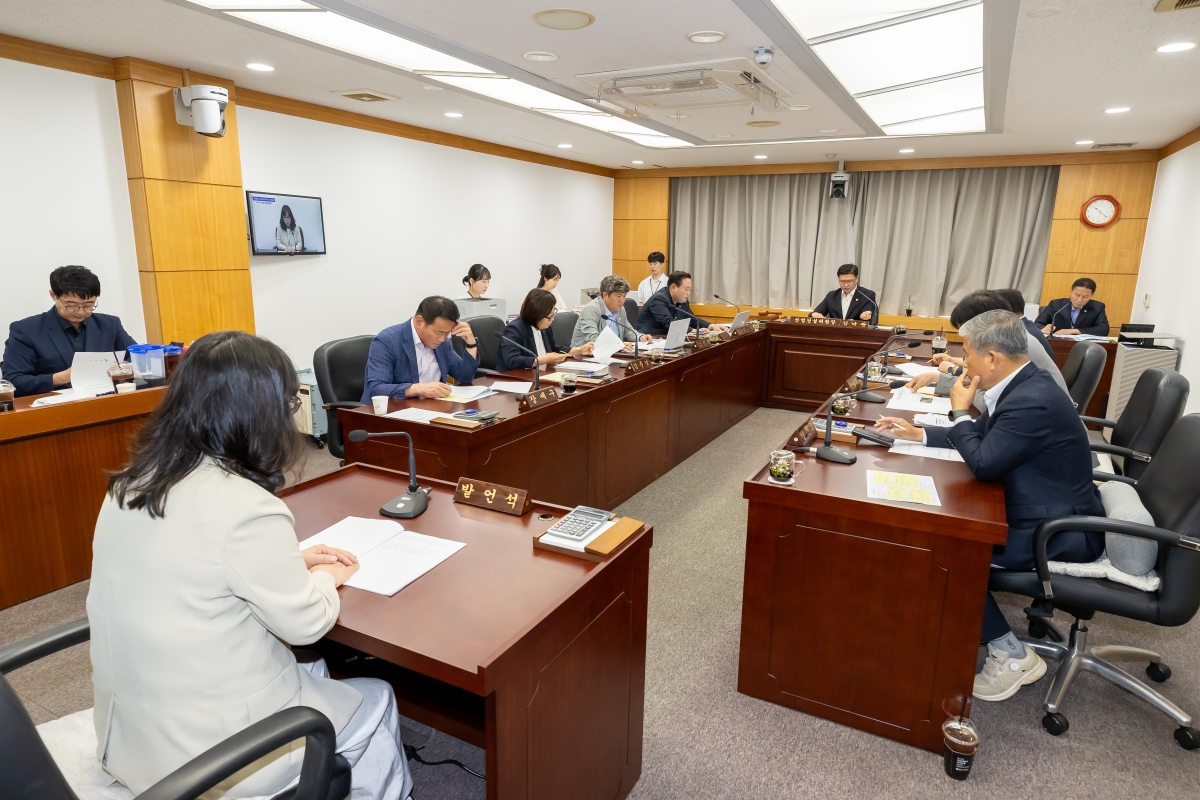 20250604-046[AMG_0728-제288회 제1차 정례회 산업건설위원회 조례안 심사활동.jpg