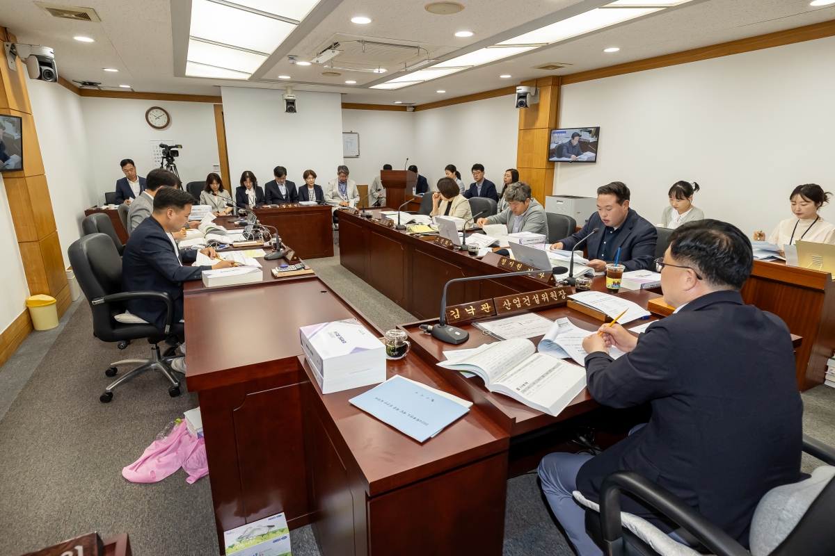 20250605-021[AMG_0870-제288회 제1차 정례회 산업건설위원회 소관 2024회계연도 세입·세출 결산 승인안 예비심사활동.jpg