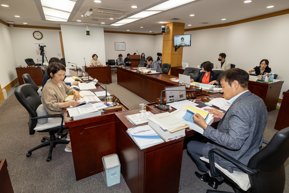 20250605-038[AMG_0881-제288회 제1차 정례회 문화환경위원회 소관 2024회계연도 세입·세출 결산 승인안 예비심사활동.jpg